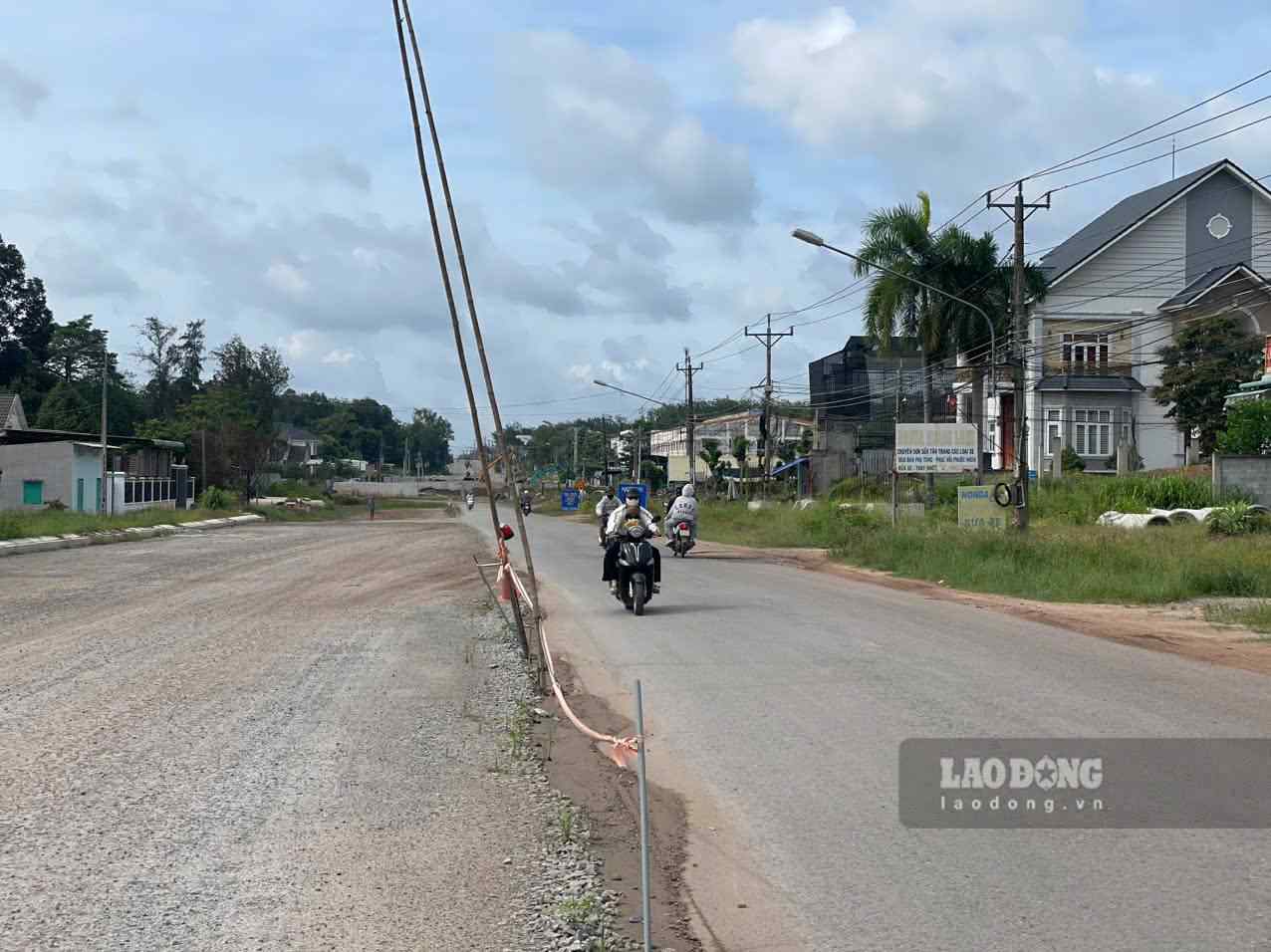 Có điểm, người dân sử dụng cây tre chống đỡ dây điện cũng tiềm ẩn va chạm giao thông. Ảnh: Đình Trọng