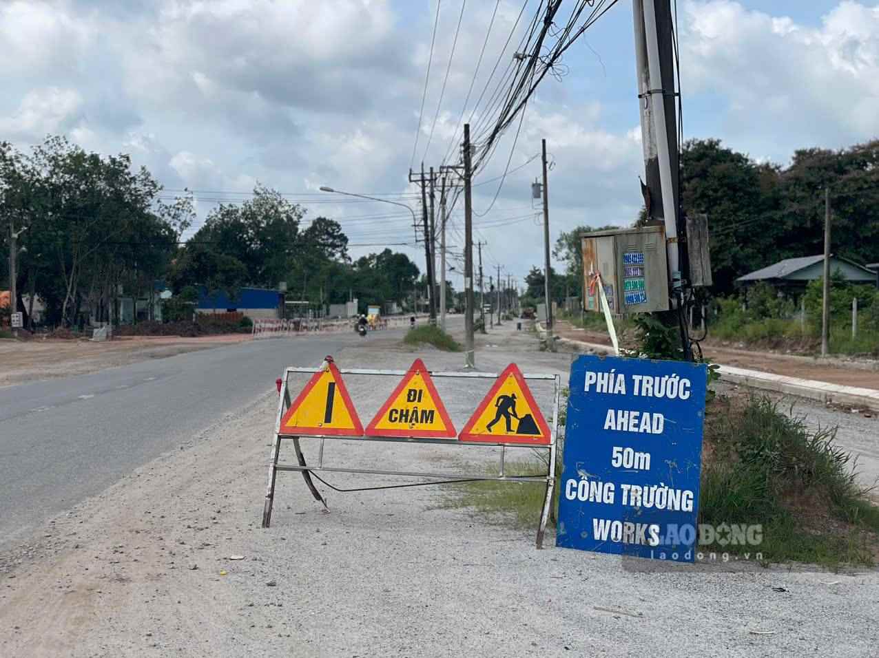 Các điểm thi công đặt biển cảnh báo. Ảnh: Đình Trọng