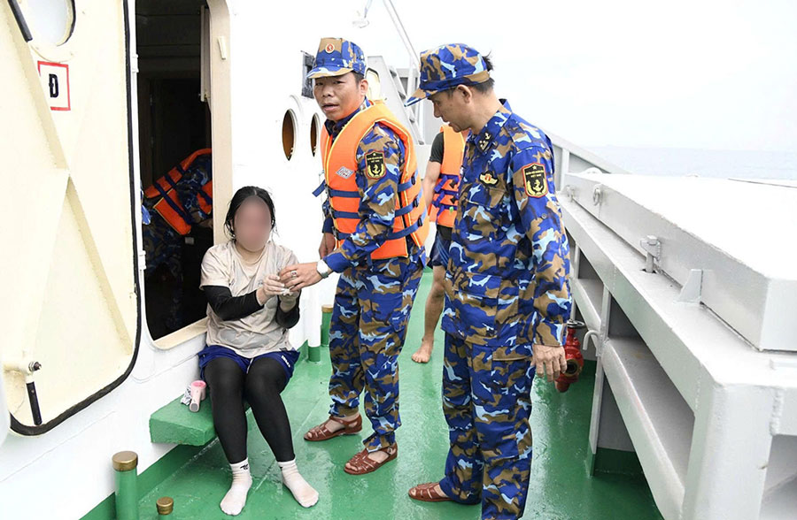 Nạn nhân thứ 2 được lực lượng Vùng 3 Hải Quân phát hiện, cứu và đưa lên tàu chăm sóc, sức khỏe ổn định. Ảnh: Quang Cường (Bộ CHQS TP Đà Nẵng