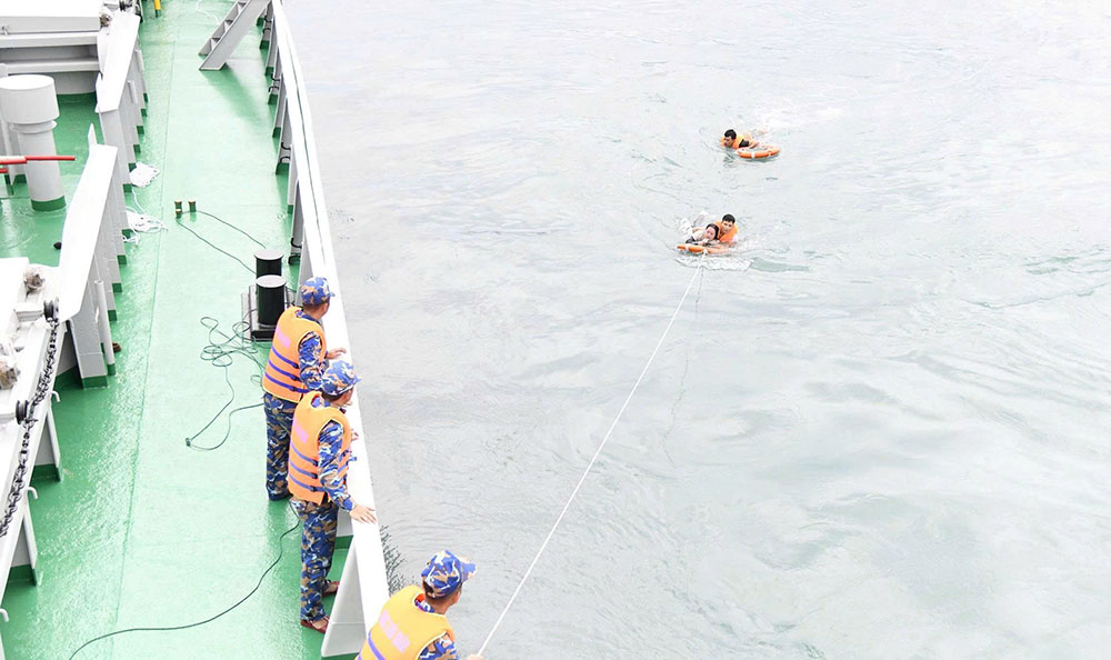 The force discovered and rescued Ms. Truong Thi Phuong in the area more than 2 nautical miles from Mui Nghe. Photo: Quang Cuong (Da Nang City Military Command)