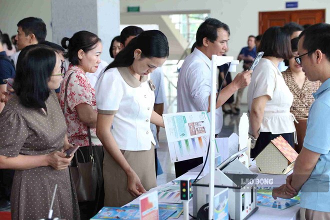 Chuyển đổi số được triển khai nhằm giảm hồ sơ, sổ sách, giúp giáo viên có thêm thời gian cho chuyên môn. Ảnh: Mai Hương