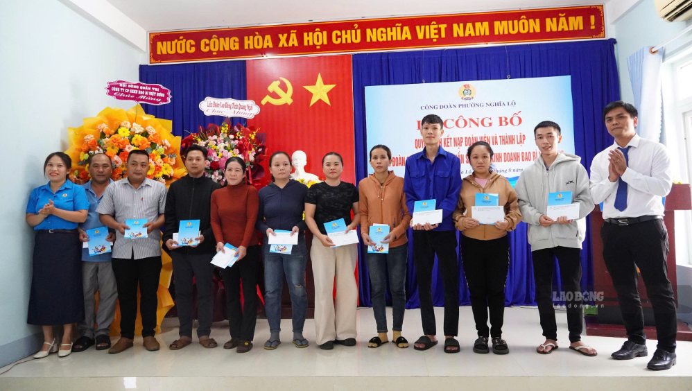 Trao quà cho các đoàn viên của công ty. Ảnh: Thanh Tuấn