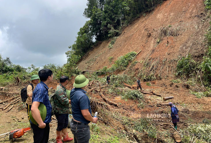 Authorities and people inspect areas at risk of landslides. Photo: A Lu