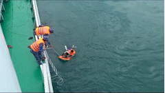 Close-up of Ship 629 (Navy Region 3) forces making efforts to search for missing victims in high wave conditions at Mui Nghe, Da Nang. Photo: Navy Region 3