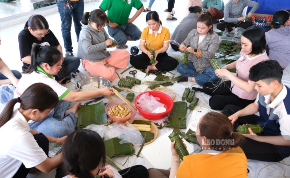 At gatherings, workers and laborers in Dong Thap also want to wear beautiful and quality clothes. In the photo: laborers participating in the Tet Nguyen Dan Tet cake wrapping contest at Sa Dec Industrial Park. Photo: Phong Linh