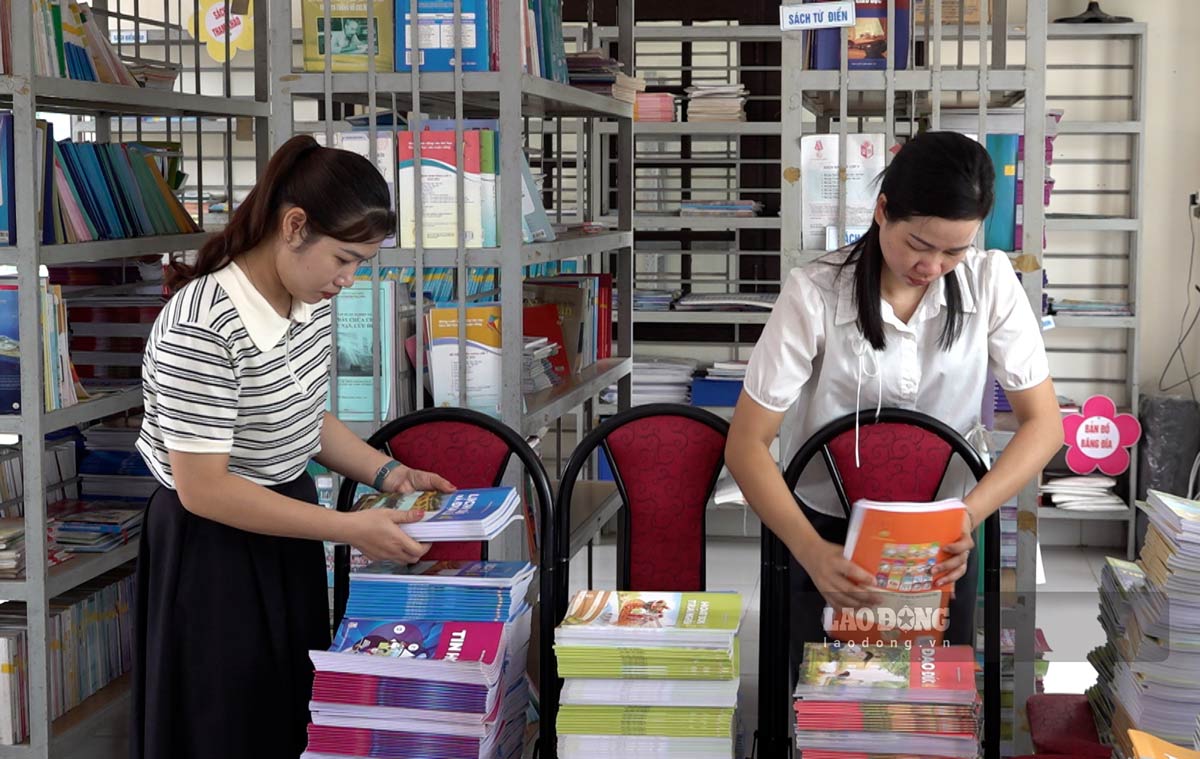 Teachers of Vu Oai Primary & Secondary School, Quang Ninh province receive free textbooks for students. Photo: Doan Hung