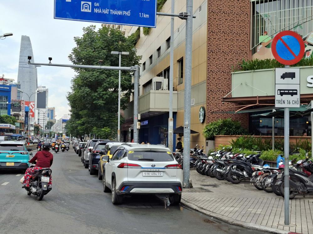 Ôtô ngang nhiên đỗ trên đường Phạm Hồng Thái  bất chấp biển cấm.  Ảnh: Minh Quân
