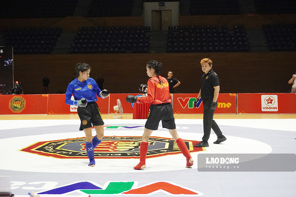 Les athlètes s'affrontent avec enthousiasme au Championnat national des arts martiaux mixtes (MMA) juniors 2026 à Da Nang. Photo: Tran Thi