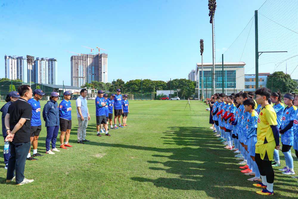 Phó Chủ tịch Trần Anh Tú trao đổi với ban huấn luyện đội tuyển nữ Việt Nam tại buổi gặp mặt. Ảnh: VFF