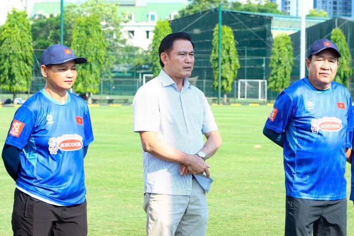 El vicepresidente de la Federación de Fútbol de Vietnam, Tran Anh Tu, anima a la selección femenina de Vietnam antes de los ASIAD 2026. Foto: VFF