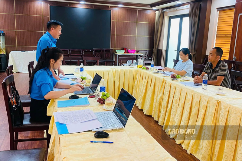 Le syndicat du quartier de Lào Cai inspecte le respect des statuts du syndicat vietnamien dans les syndicats de base conformément au plan. Photo: Nguyên Hoàn