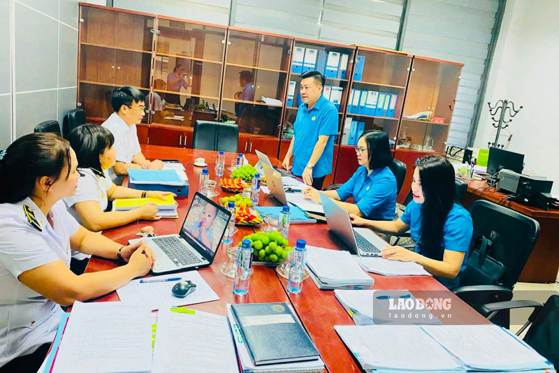Công tác quản lý, sử dụng tài chính, tài sản công đoàn được kiểm tra, kết hợp hướng dẫn nghiệp vụ và tháo gỡ khó khăn tại cơ sở. Ảnh: Nguyên Hoàn