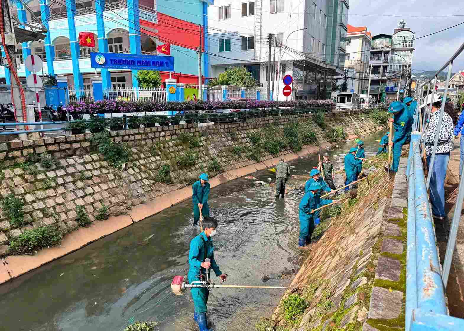 Forces participating in clearing the flow of To Ngoc Van stream. Photo: People's Committee of Cam Ly ward - Da Lat