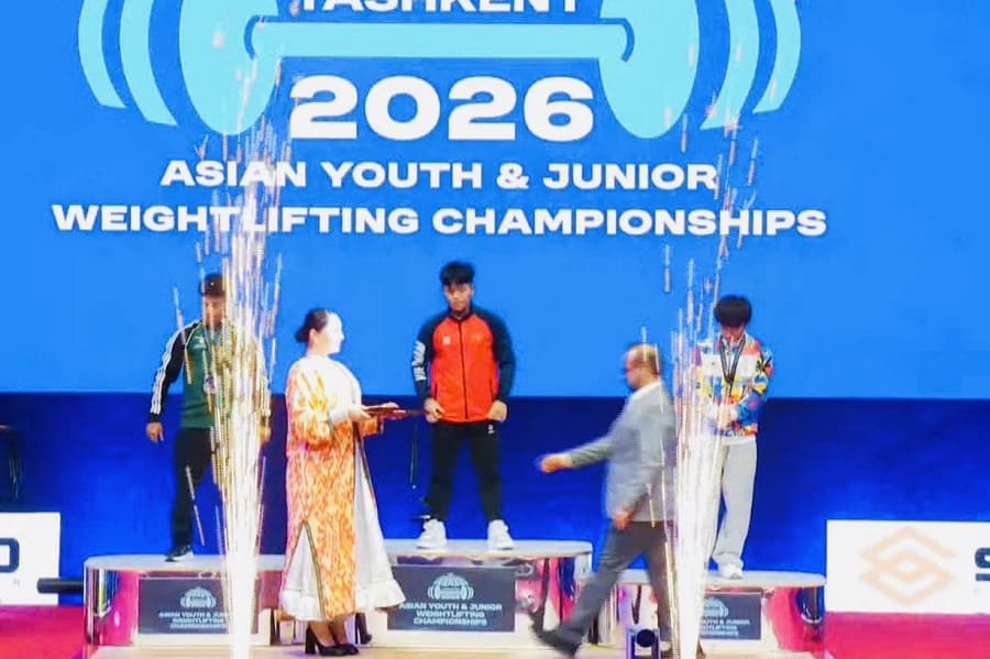 L'haltérophile Hùng Văn Thế a remporté une médaille d'or au lancer dans sa catégorie de poids lors des Championnats d'Asie d'haltérophilie pour adolescents et jeunes 2026. Photo: Trần Tài