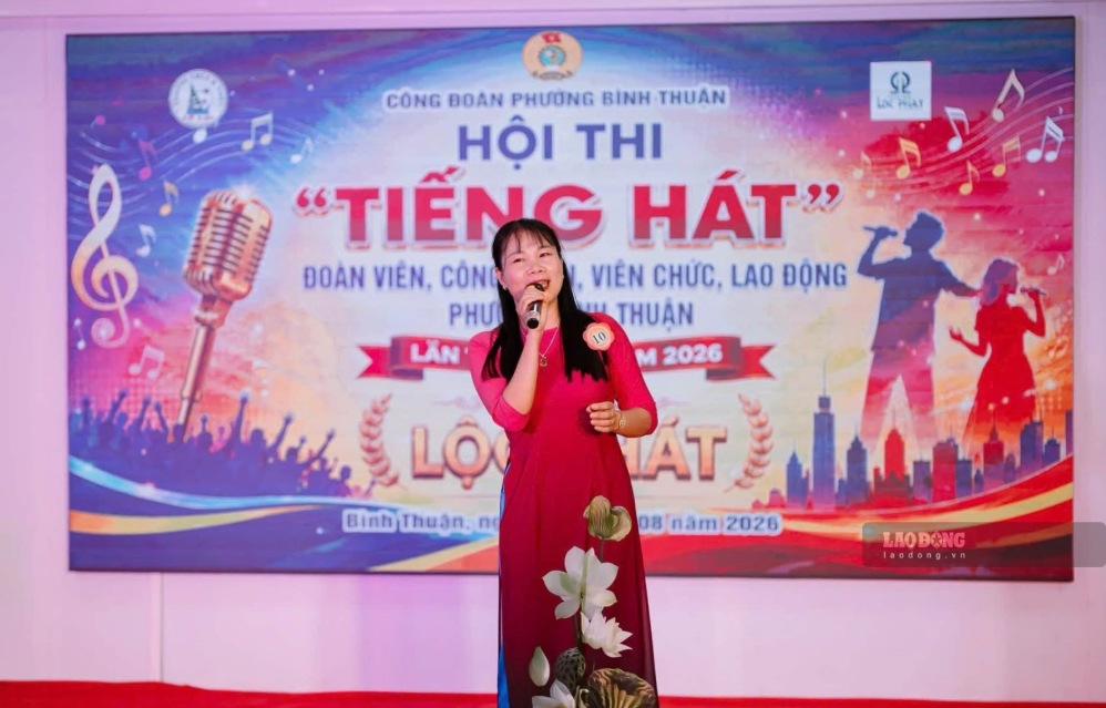 Youth union members perform songs in the competition. Photo: Duy Tuan