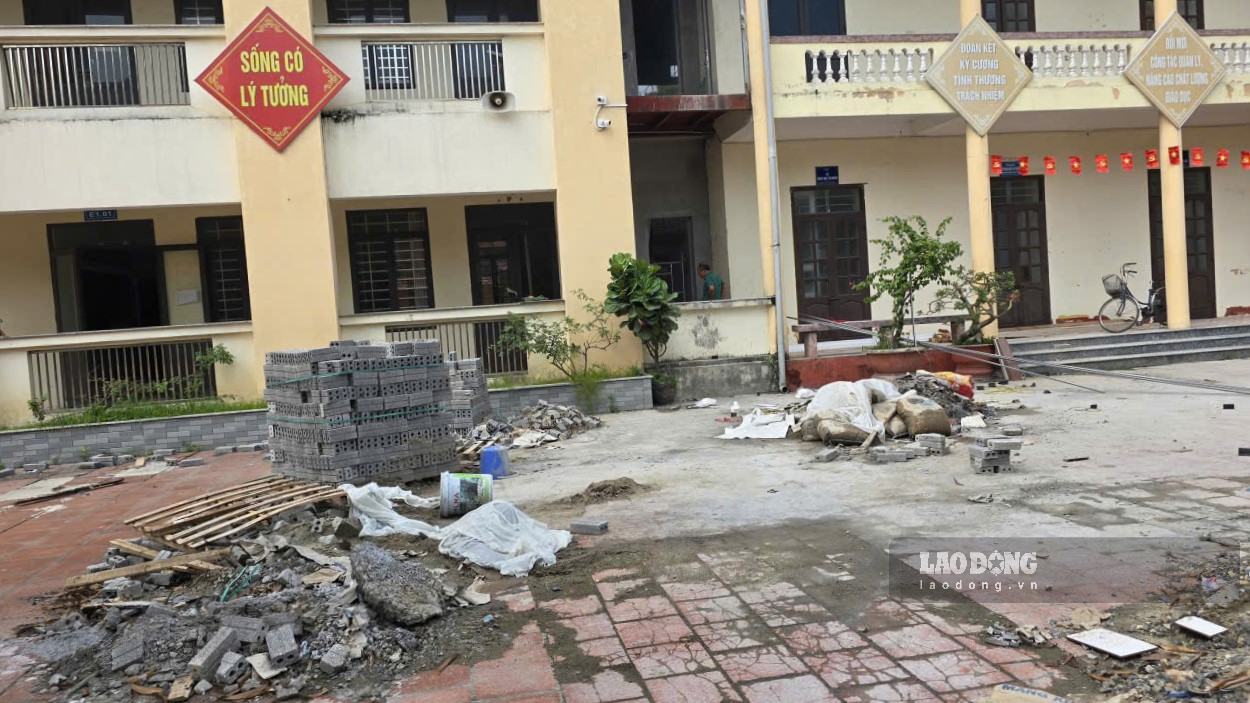 Dinh Tien Hoang Secondary School, Hoa Lu ward, Ninh Binh province is urgently completing the repair of facilities to prepare for the new school year. Photo: Nguyen Truong