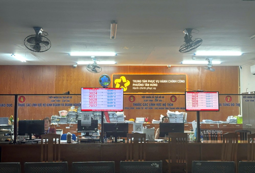 Trung tâm Phục vụ hành chính công phường Tân Hưng vẫn sáng đèn buổi tối. Ảnh: Minh Tâm