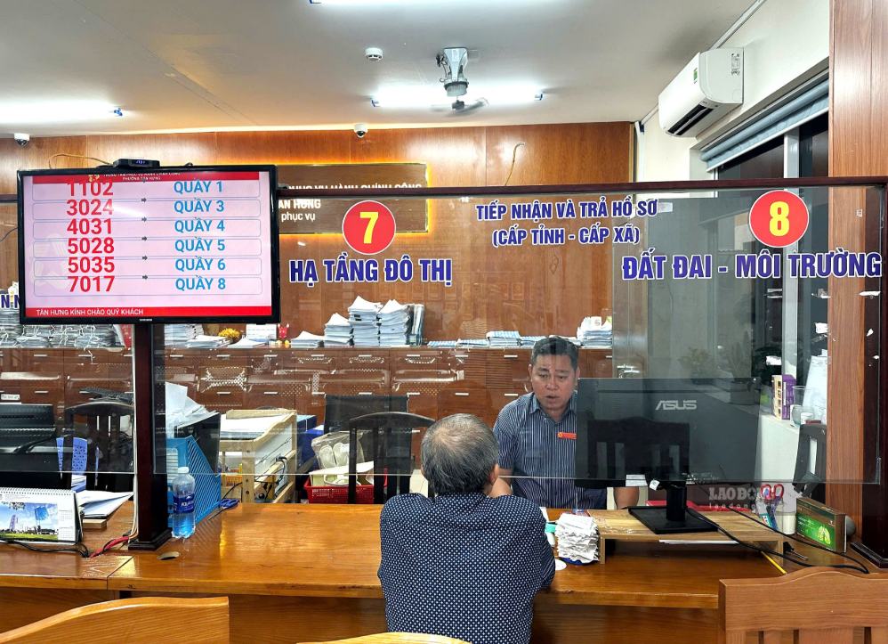Officials of the Tan Hung Ward Public Administrative Service Center (HCMC) work overtime to process dossiers for people. Photo: Minh Tam