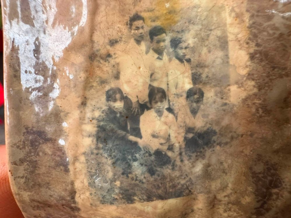 Photo of 6 people taken together found when repatriating martyrs' remains in Minh Duc commune. Photo: Team K72, Military Command of Dong Nai City