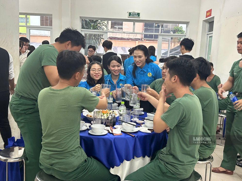 Bữa cơm nghĩa tình Công đoàn - tri ân lực lượng cán bộ, chiến sĩ thực hiện nhiệm vụ tìm kiếm, quy tập hài cốt liệt sĩ tại công viên Lê Thị Riêng. Ảnh: Minh Tâm