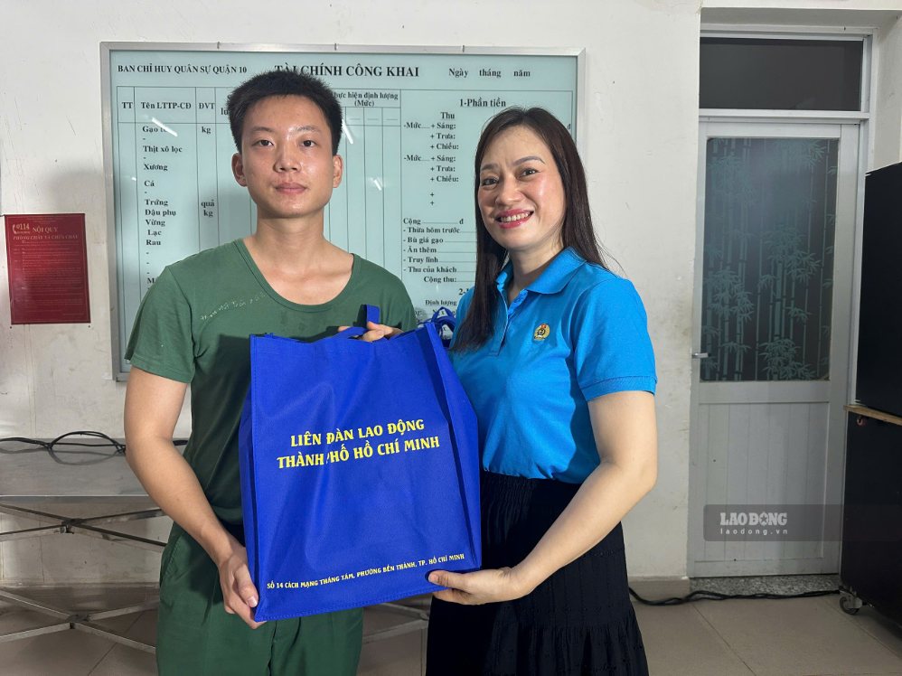 Hạ sĩ Huỳnh Viết Toàn nhận phần quà động viên từ Liên đoàn Lao động TPHCM. Ảnh: Minh Tâm