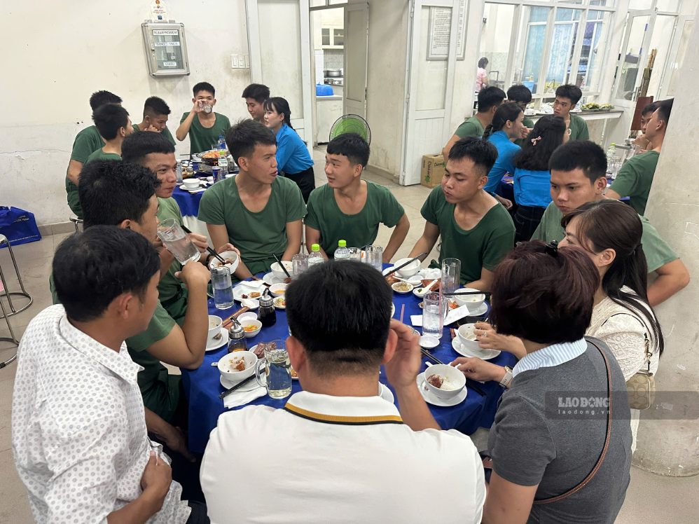 Meal of gratitude to encourage soldiers. Photo: Minh Tam