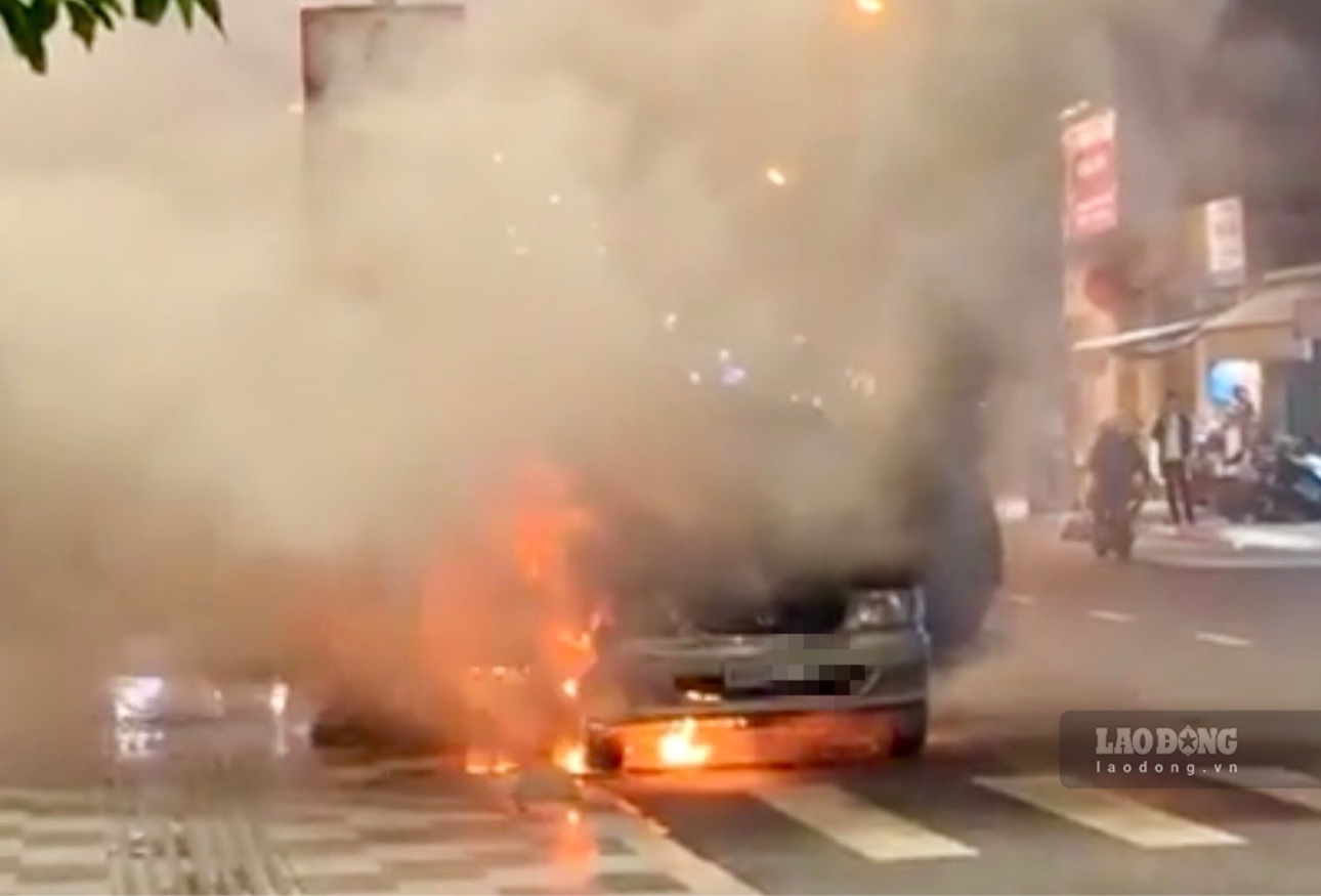 Scène de l'incendie d'une voiture au bord de la rivière Ca Ty à Lam Dong. Photo: Pham Duy