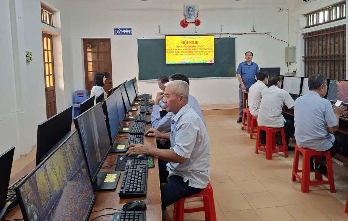 Formation et orientation directes pour l'équipe de cadres de village dans la commune de Ninh Cường, province de Ninh Bình. Photo: Portail d'information électronique de la commune de Ninh Cường