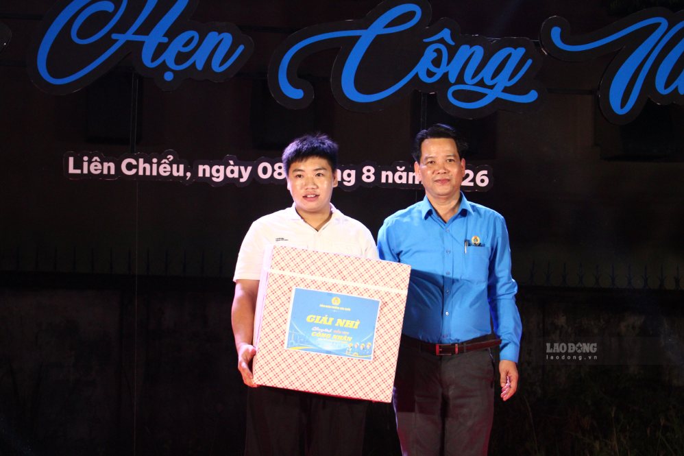 Các phần quà may mắn được trao trực tiếp cho người lao động. Ảnh: Thanh Huyền