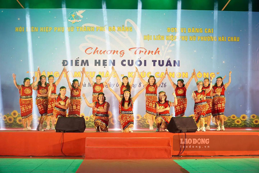 Chương trình “Điểm hẹn cuối tuần” với chủ đề “Tháng Tám tự hào - Khúc ca non sông” diễn ra tại phố đi bộ Bạch Đằng, Đà Nẵng. Ảnh: Nguyên Thi