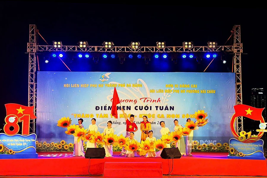 The program "Weekend Rendezvous" with the theme "Proud August - Song of the Country" is held at Bach Dang Pedestrian Street, Da Nang City. Photo: Nguyen Thi