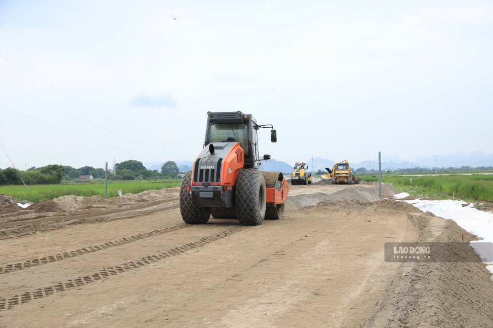 Máy móc làm việc trên công trường dự án, sáng 8.8. Ảnh: Sóng Hữu