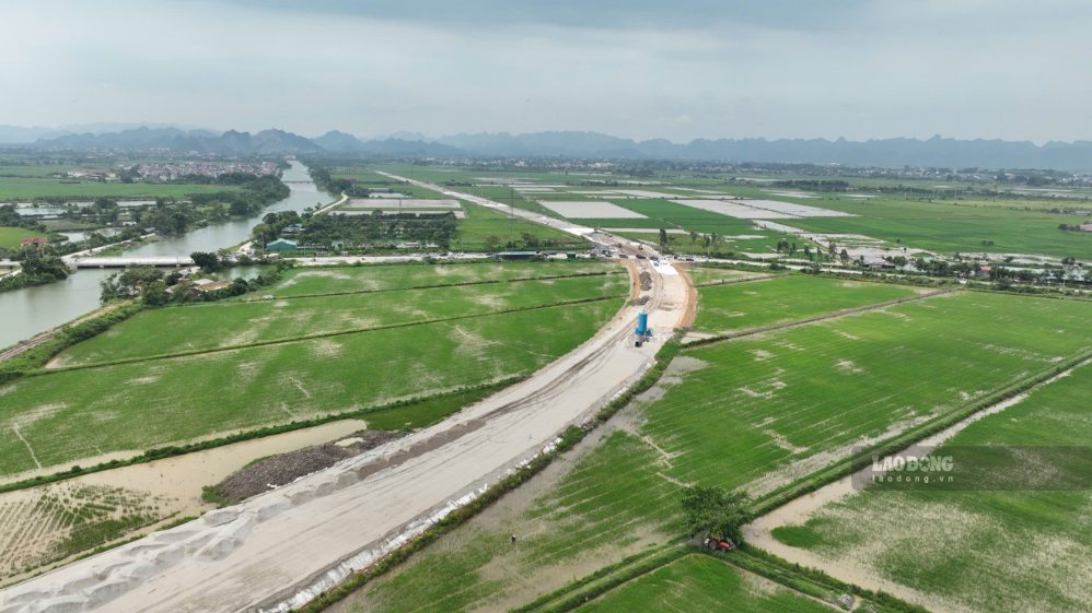 Construction site of the My Dinh - Ba Sao - Bai Dinh road investment project (section connecting from the southern main road of Hanoi to Huong Son - Tam Chuc road). Photo: Song Huu