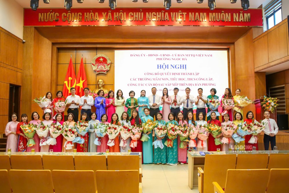 Leaders of Ngoc Ha ward (Hanoi) present decisions on establishing schools and decisions on personnel work to schools after arrangement. Photo: Song Huu