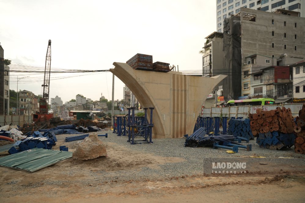 Construction site of package No. 17 - construction of the overpass at Nguyen Chi Thanh intersection under the Ring Road 1 project, Hoang Cau - Voi Phuc section, afternoon of August 8. Photo: Song Huu