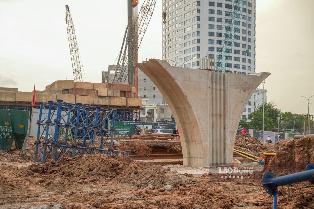 Trụ cầu vượt nút giao Nguyễn Chí Thanh. Ảnh: Sóng Hữu 