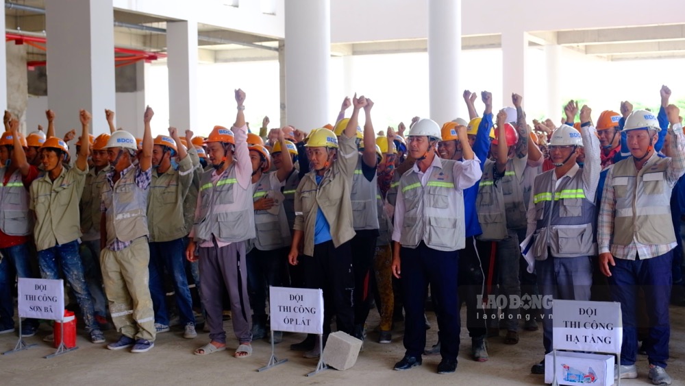 Công nhân thể hiện quyết tâm thực hiện dự án. Ảnh: Phong Linh.