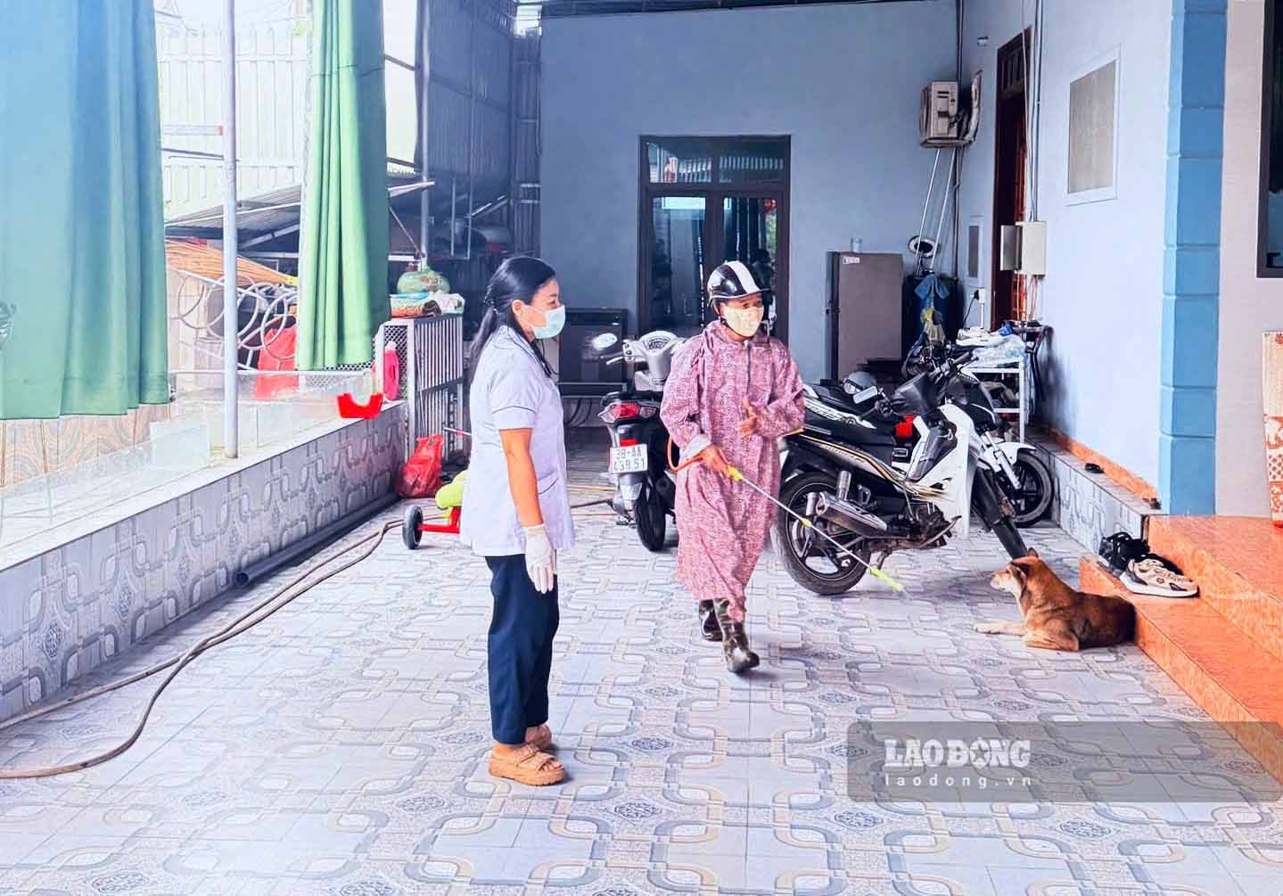 Fumigación química para matar mosquitos después de detectar un brote de dengue en la comuna de Ky Hoa. Foto: Hoang Anh