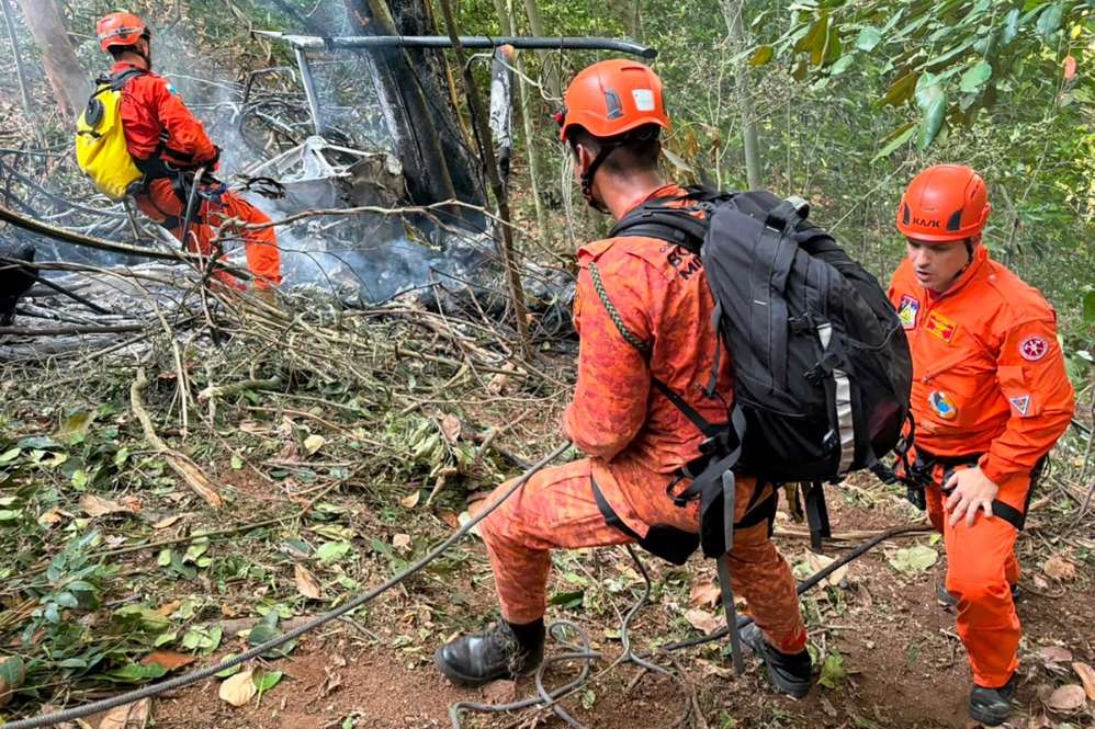 Hiện trường vụ rơi trực thăng khiến 4 người thiệt mạng ở Rio de Janeiro, Brazil. Ảnh: AFP