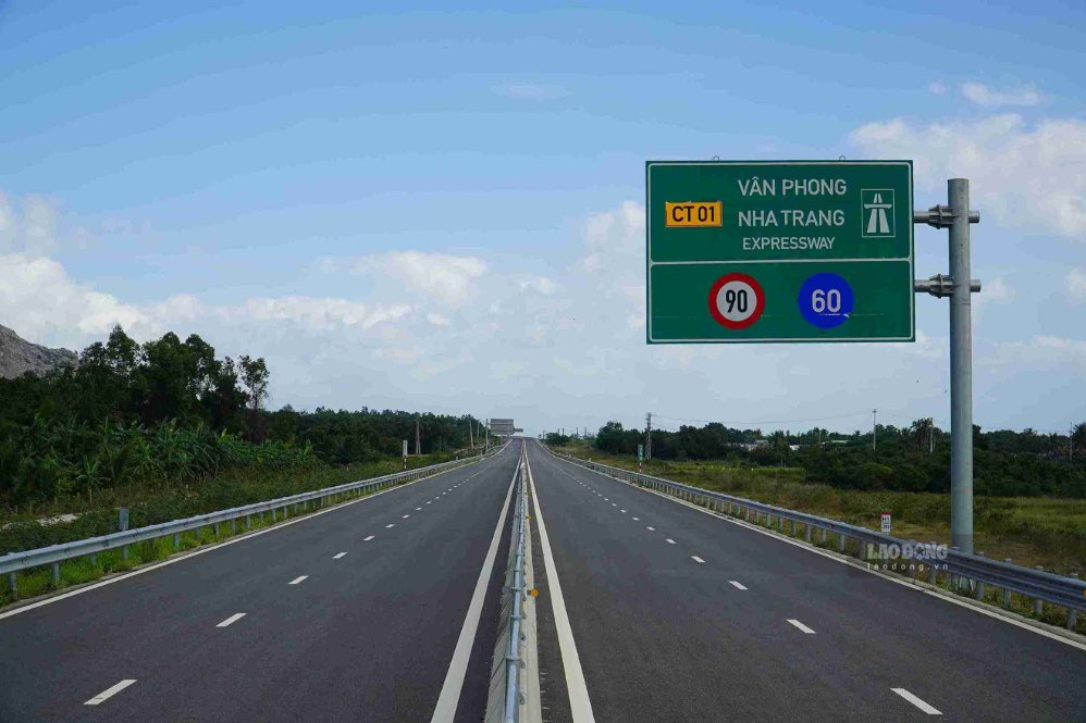 5 Quang Ngai - Nha Trang expressway projects will collect tolls in a non-stop electronic form (ETC) from August 15. Photo: Huu Long