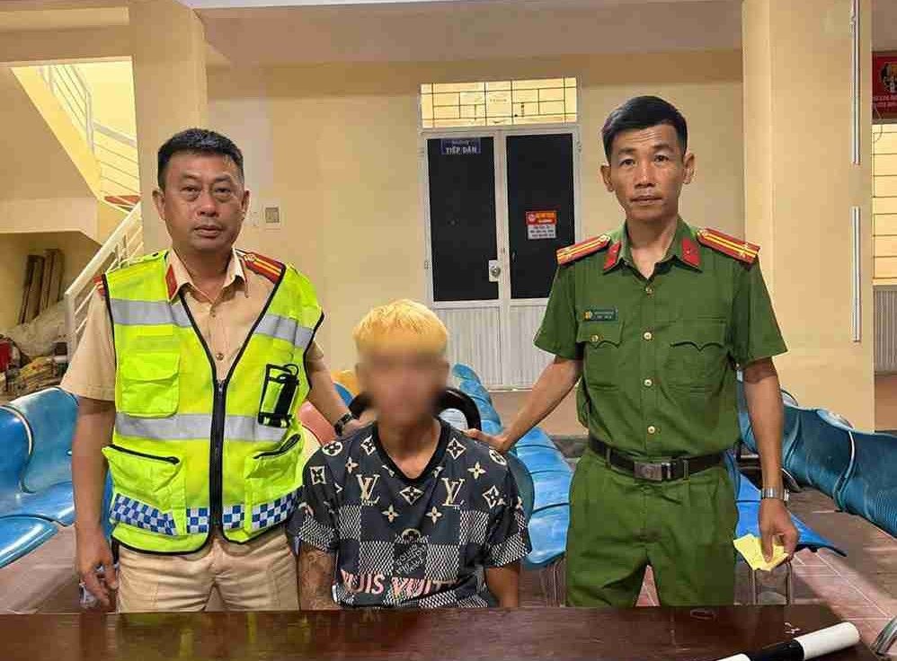 Lực lượng chức năng phát hiện, xử lý đối tượng trộm cắp xe mô tô, dương tính với chất ma túy. Ảnh: Công an cung cấp