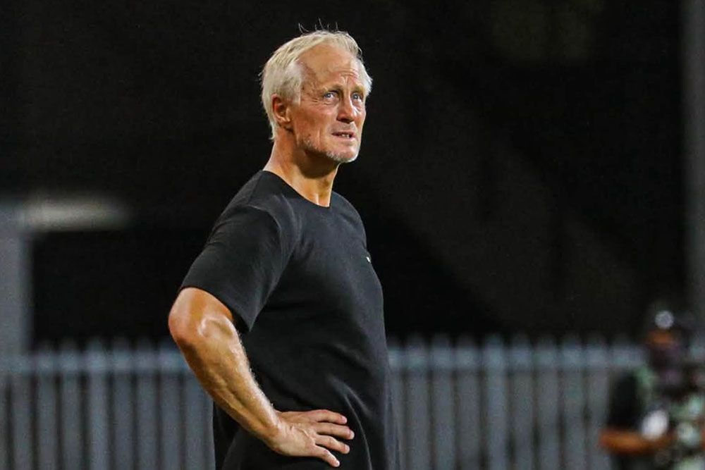 L'entraîneur John Andersen déçu après la défaite 0-2 de l'équipe du Myanmar contre l'équipe de Thaïlande. Photo: Fédération malaisienne de football