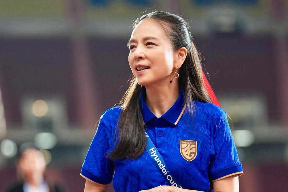 Madam Pang a tenu sa promesse et a récompensé l'équipe thaïlandaise de 2 millions de bahts après sa victoire totale en phase de groupes. Photo: Fédération thaïlandaise de football