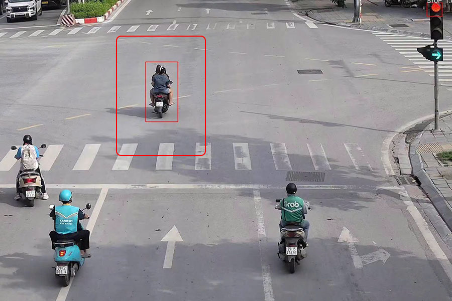 Cases of motorbikes running red lights recorded by AI cameras. Photo: Traffic Police Department