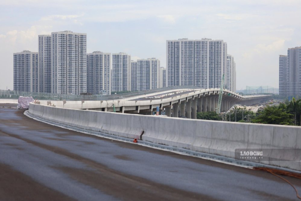 Cầu cạn Vành đai 3 chạy giữa các khu đô thị phía Đông TPHCM. Ảnh: Anh Tú