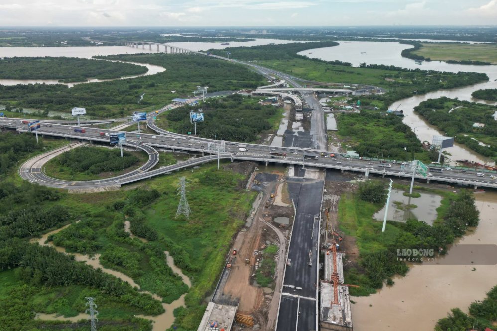 Điểm cuối của đoạn 14,7km Vành đai 3 phía Đông là nút giao với cao tốc TPHCM - Long Thành và cầu Nhơn Trạch. Các nhánh kết nối của nút giao này cũng được đặt mục tiêu hoàn thành vào ngày 30/9. Dự kiến sau khi thông xe tạm đoạn phía Đông, Ban Giao thông TPHCM sẽ tiếp tục đôn đốc nhà thầu hoàn thiện hạng mục đường song hành, phấn đấu đến cuối năm nay sẽ thông xe toàn bộ dự án Vành đai 3 TPHCM, góp phần giảm tải áp lực giao thông và thúc đẩy phát triển kinh tế khu vực.