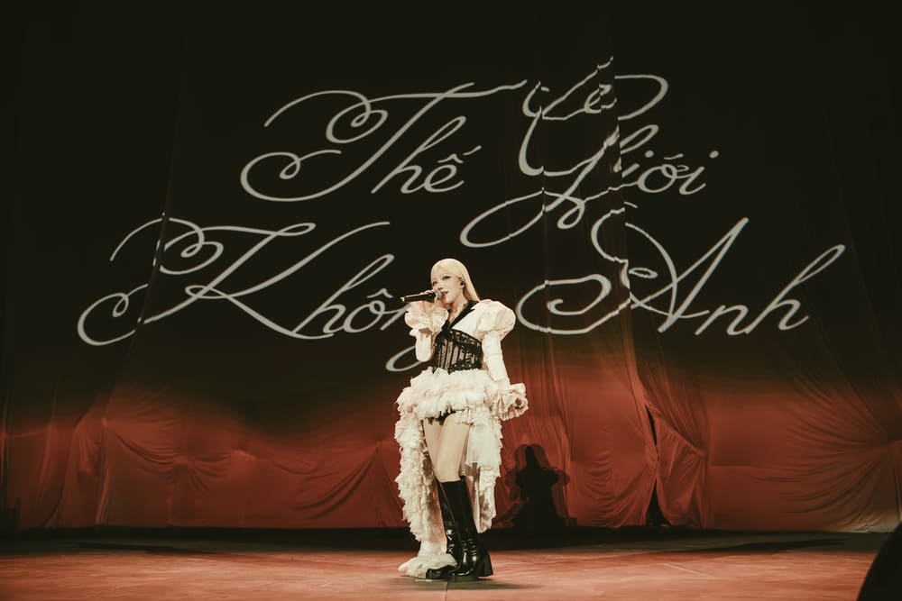 Phung Khanh Linh's emotions in the "Between Ten Thousand Tours" concert in Hanoi. Photo: Character provided