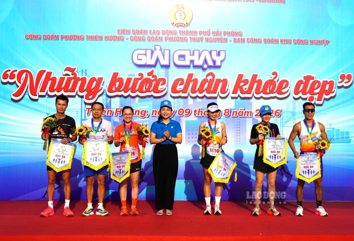 Ban Tổ chức trao huy chương và giải cho các vận động viên có thành tích xuất sắc; khen thưởng tập thể tích cực tham gia giải. Ảnh: Mai Dung