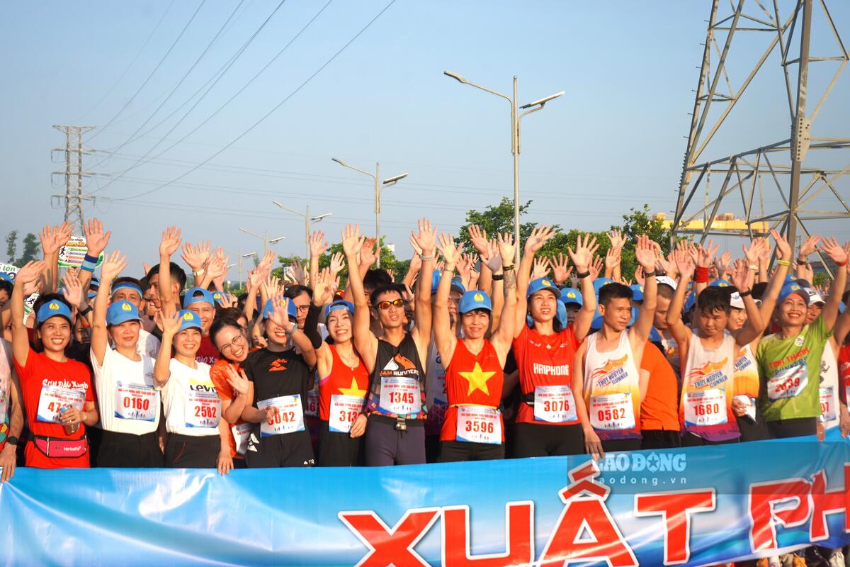Plus de 5 000 membres des syndicats des quartiers de Thuy Nguyen et Thien Huong (ville de Hai Phong) participent à la course. Photo: Mai Dung