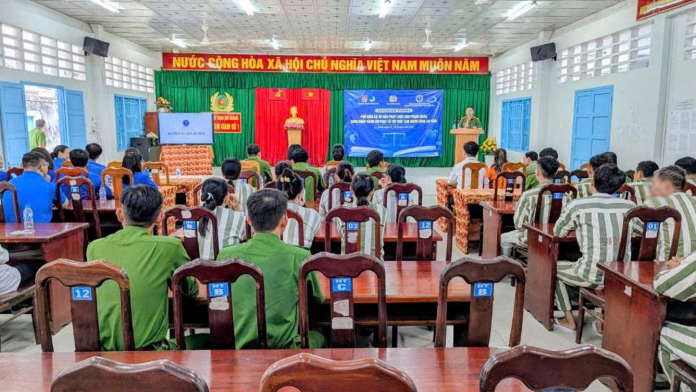Ban Thanh niên Công an tỉnh An Giang phối hợp Trung tâm Tư vấn pháp luật và Phục vụ cộng đồng – Trường Đại học Luật TPHCM tổ chức chương trình. Ảnh: Bình An/Công an An Giang